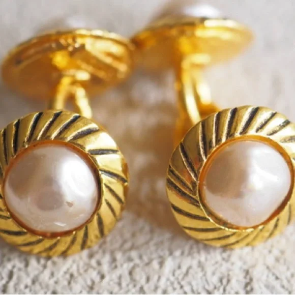 CHANEL vintage unisex cufflinks faux pearl and gold color - Rank A - Picture 3 of 5